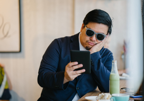 man using kindle